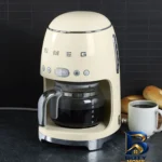 نمای جلو قهوه ساز اسمگ مدل DCF۰۲CREU، ظرفیت دم آوری ده فنجان با فیلتر دائمی، دارای تایمر، صفحه گرم نگهدارنده قهوه، تعیین غلظت