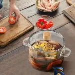 نمای بسته بندی قابلمه پیرکس بوروسیلیکات با دستگیره چوبی برچسب و بسته بندی