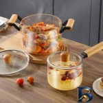 نمای بسته بندی قابلمه شیشه ای پیرکس با دستگیره چوبی و طراحی مناسب برچسب و بسته بندی