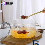 نمای جزئیات قابلمه پیرکس با در خرسی و دستگیره فلزی پرداخت و جزئیات مواد