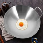 نمای جزئیات تابه استیل کارولین با دسته بلند و طراحی زیبا پرداخت و جزئیات مواد