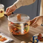 نمای جزئیات قابلمه شیشه ای پیرکس با دستگیره چوبی و طراحی مناسب پرداخت و جزئیات مواد