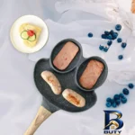 نمای کناری تابه پنکیک قورباغه با جنس آلومینیوم و دسته چوبی پروفایل و ساختار