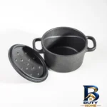 نمای جزئیات قابلمه چدن نالینو با استند چوبی و طراحی خاص پرداخت و جزئیات مواد