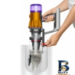 نمای در اتاق جارو شارژی عصایی دایسون مدل V۱۲ Detect Slim Absolute با حسگر لیزری تشخیص گرد و غبار تنظیم خودکار قدرت مکش، دارای