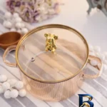 نمای جلو قابلمه پیرکس با در خرسی و دستگیره فلزی طراحی و جزئیات کلیدی