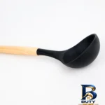 نمای جلو سرویس کفگیر و ملاقه ۱۲ پارچه مدل NDI۱۳۷۴ اصل برچسب کیسه و وزن