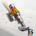 نمای کناری جارو شارژی عصایی دایسون مدل V۱۲ Detect Slim Absolute با حسگر لیزری تشخیص گرد و غبار تنظیم خودکار قدرت مکش، دارای ف