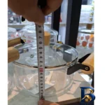 نمای جزئیات قابلمه شیشه ای پیرکس با دستگیره چوبی و طراحی مناسب پرداخت و جزئیات مواد