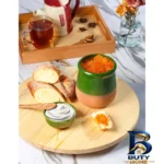 نمای جزئیات سینی سرو گردان چوبی دایره ای ۳۶×۳۶×۴ سانتی متر، وزن ۸۹۵ گرم، یک طبقه، مناسب کیک و پیتزا، همراه جعبه، کد ۶۳۵۳۴۶۰۴۶