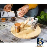 نمای جلو سینی سرو گردان چوبی دایره ای ۳۶×۳۶×۴ سانتی متر، وزن ۸۹۵ گرم، یک طبقه، مناسب کیک و پیتزا، همراه جعبه، کد ۶۳۵۳۴۶۰۴۶۷ ا