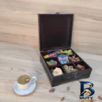 نمای بسته بندی جعبه پذیرایی دمنوش و چای کیسه ای مدل یاس کد 27000 برچسب و بسته بندی