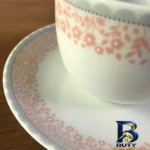 نمای بسته بندی ست فنجان و نعلبکی چینی زرین ایران مدل کلارا گلبهی درجه 2 برچسب و بسته بندی