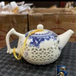 نمای بسته بندی قوری زعفران مدل سنتی با گنجایش 350 میلی لیتر جزئیات برچسب و پرداخت بسته