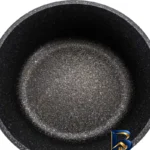نمای جزئیات قابلمه چدن گرانیتی با روکش باکیفیت پرداخت و جزئیات مواد