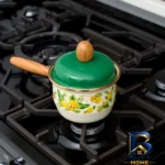 نمای جزئیات قابلمه نچسب میس بتی با دسته چوبی و طراحی مدرن پرداخت و جزئیات مواد