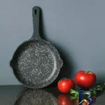 نمای جزئیات تابه چدنی نالینو مدل Unica با روکش دیسکاور پرداخت و جزئیات مواد