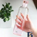 نمای جزئیات بطری آب مدل روزمره با گنجایش 0.5 لیتر پرداخت و جزئیات مواد