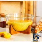 نمای سرو ظرف سرو دایره پیرکس با پایه و انبر چوبی ال وی مدل 730 مناسب سالاد دسر ایده سرو کاسه تنقلات