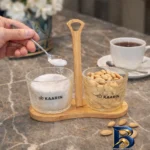 نمای کناری اردوخوری دایره ای چوبی با ۲ ظرف شیشه و قاشق مدل اطلس، ابعاد ۲۰×۱۵×۱۰ سانتی متر، شستشو دست، دارای جعبه بسته بندی اص