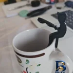 نمای کناری پایه نگه دارنده دمنوش و چای کیسه ای مدل پسر ماهیگیر مجموعه دو عددی پروفایل و ساختار