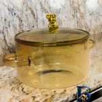 نمای کناری قابلمه پیرکس با در خرسی و طراحی زیبا پروفایل و ساختار