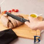 نمای کناری چاقوی برش کیک و نان با تیغه فولاد ضدزنگ دسته باکالیت کاراجا مدل MOMENTUM پروفایل و ساختار