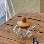 نمای کناری قوری زعفران مدل پیرکس با طراحی زیبا پروفایل جعبه و مهرکاری