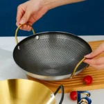نمای جلو تابه استیل کارولین با دسته بلند و طراحی زیبا طراحی و جزئیات کلیدی