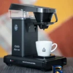 نمای جلو قهوه ساز موکامستر مدل cup one با طراحی زیبا طراحی و جزئیات کلیدی