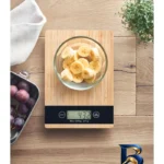 نمای جلو ترازو آشپزخانه دیجیتال مدل بامبو STY Bamboo Kitchen حداکثر ظرفیت قابل اندازه گیری ۵ کیلوگرم با دقت ۱ گرم اصل طراحی و