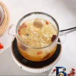 نمای جلو قابلمه پیرکس کودک با دستگیره چوبی طراحی و جزئیات کلیدی
