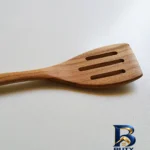 نمای بسته بندی سرویس کفگیر و ملاقه چوبی ۳ پارچه مدل AUG۰۴ اصل برچسب و بسته بندی