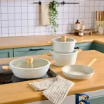 نمای بسته بندی سرویس تابه و قابلمه سرامیکی 7 پارچه کاراجا مدل SwissCrystal Almond برچسب و بسته بندی