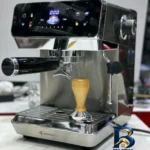 نمای بسته بندی اسپرسو ساز ۱۸۰۰ میلی لیتر مباشی مدل ME‑ECM 2119 برچسب و بسته بندی