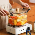 نمای بسته بندی قابلمه پیرکس شیشه ای با دسته چوبی و قابلیت شست شو برچسب و بسته بندی