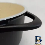 نمای بسته بندی قابلمه عروس چدن با روکش سرامیکی و در پیرکس برچسب و بسته بندی