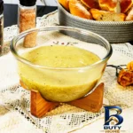 نمای جزئیات ظرف سرو دایره پیرکس با پایه و انبر چوبی ال وی مدل 730 مناسب سالاد دسر نمای نزدیک بافت مغزها