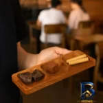 نمای بسته بندی اردوخوریال وی تخته سرو چوبی مستطیل با ۳ محفظه مجزا برچسب و بسته بندی