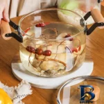 نمای جزئیات قابلمه شیشه ای پیرکس با دستگیره چوبی و طراحی مناسب پرداخت و جزئیات مواد
