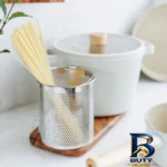نمای جزئیات قابلمه نیوفلیم FIKA با طراحی نچسب و کفه سه لایه پرداخت و جزئیات مواد