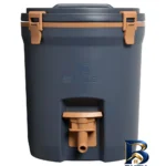 نمای جزئیات کلمن استنلی مدل Fast Flow Water Jug با گنجایش 7.5 لیتر حرکت و نصب پشتی