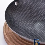 نمای جزئیات تابه استیل کارولین با دسته بلند و طراحی زیبا پرداخت و جزئیات مواد