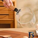 نمای جزئیات قابلمه پیرکس با دسته چوبی و طراحی زیبا پرداخت و جزئیات مواد