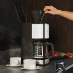 نمای کناری قهوه ساز آ ا گ مدل CM۵-۱-۶ST، ظرفیت دم آوری ده فنجان فاقد فیلتر، دارای تایمر، صفحه گرم نگهدارنده قهوه، تنظیم میزان