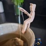 نمای کناری پایه نگه دارنده دمنوش و چای کیسه ای مدل پسر ماهیگیر مجموعه دو عددی پروفایل و ساختار