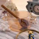 نمای کناری قابلمه پیرکس با در خرسی و دستگیره فلزی پروفایل و ساختار