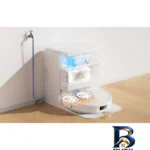نمای در اتاق جارو رباتیک روبوراک مدل Qrevo MaxV Ultra با سیستم تخلیه و شارژ مجدد سبک دیواری و مرجع اندازه