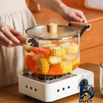 نمای کناری قابلمه شیشه ای پیرکس با دستگیره چوبی و طراحی مناسب پروفایل و ساختار